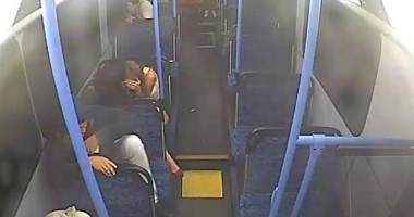 Stire din Actualitate : CLIPE DE GROAZĂ într-un autobuz. Mai mulți tineri au spart geamurile (VIDEO)