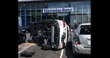 Galerie foto. Cinci mașini, praf în 6 secunde. O șoferiță a confundat frâna cu accelerația! - 3