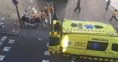 Stire din Actualitate : TEROAREA continuă la Barcelona: 2 bărbați înarmați s-au baricadat în restaurante