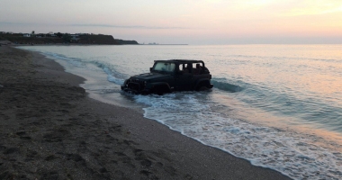 VIDEO. NESIMȚIREA NU ARE LIMITE. ȘOFER DIN FRANȚA CU MAȘINA ÎN MARE - 2
