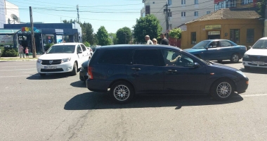 Galerie foto / ACCIDENT RUTIER LA CONSTANȚA. Bolid de lux "șifonat", după ce un șofer a tăiat linia continuă - 7