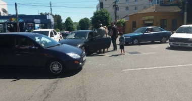 Galerie foto / ACCIDENT RUTIER LA CONSTANȚA. Bolid de lux "șifonat", după ce un șofer a tăiat linia continuă - 6