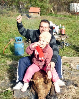 Stire din Cetățenești : Tăiatul porcului, moment de șoc și groază pentru copii?