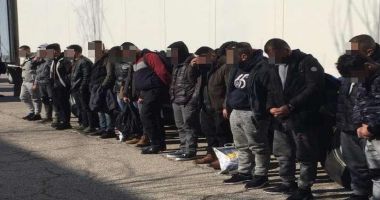 Stire din Eveniment : DRUMUL DISPERĂRII! Migranți ascunși într-o remorcă frigorifică