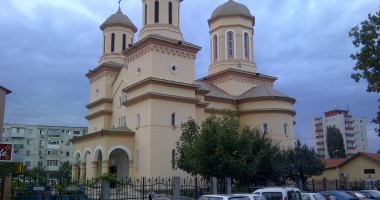 Stire din Eveniment : Furt din capela mortuară a Bisericii "Sfinții Trei Ierarhi"