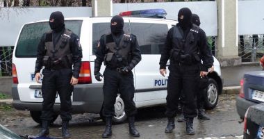 18 persoane reţinute pentru trafic de persoane, proxenetism şi trafic de droguri