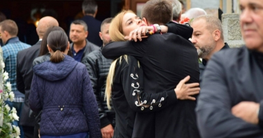 Stire din Social : GALERIE FOTO. Puhoi de lume la slujba de înmormântare a fostului primar Ion Ovidiu Brăiloiu