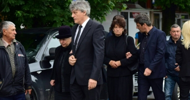 GALERIE FOTO. Puhoi de lume la slujba de înmormântare a fostului primar Ion Ovidiu Brăiloiu - 10