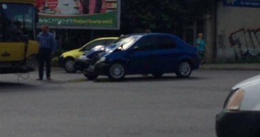 Panică printre călători. Accident între un autobuz RATC și o Dacie Logan - 2