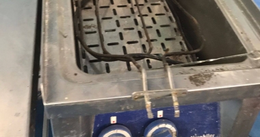 Galerie foto-video / ÎȘI BAT JOC DE SĂNĂTATEA NOASTRĂ! Bucătărie infectă, mucuri de țigară pe jos, mâncare expirată - 3