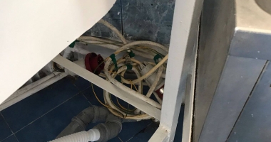 Galerie foto-video / ÎȘI BAT JOC DE SĂNĂTATEA NOASTRĂ! Bucătărie infectă, mucuri de țigară pe jos, mâncare expirată - 4