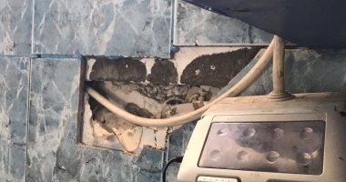Galerie foto-video / ÎȘI BAT JOC DE SĂNĂTATEA NOASTRĂ! Bucătărie infectă, mucuri de țigară pe jos, mâncare expirată - 5