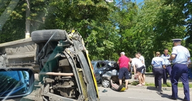 Galerie foto. ACCIDENT RUTIER GRAV, LA CONSTANȚA. UN TAXI S-A RĂSTURNAT