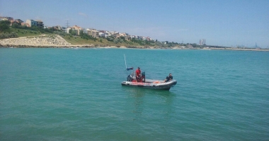 Stire din Eveniment : Fetiță de 11 ani, căutată de scafandri pe plaja din Eforie Nord