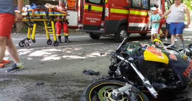 Galerie foto-video. ACCIDENT RUTIER GRAV. IMPACT PUTERNIC ÎNTRE O MOTOCICLETĂ ȘI O SKODA - 4
