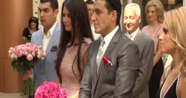 Stire din Monden : Nunta Elenei Băsescu: Fiica președintelui anunță că și-a păstrat numele în urma căsătoriei. Ea a postat imagini de la cununie pe Twitter