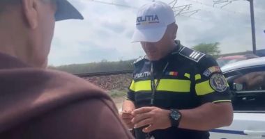 Stire din Eveniment : Sancțiuni pentru zeci de pietoni, prinși de polițiști când traversau neregulamentar