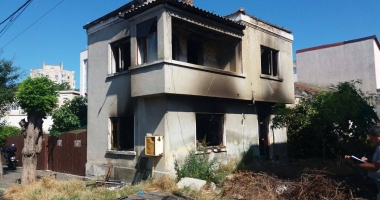 GALERIE FOTO / Incendiu la o casă din Constanța. Intervin mai multe autospeciale