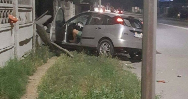 Galerie foto. ACCIDENT RUTIER GRAV, ÎN CONSTANȚA. Un șofer a intrat cu mașina într-un gard - 2