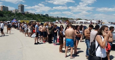 Galerie foto. A ÎNCEPUT NEBUNIA "NEVERSEA"! COZI KILOMETRICE PE PLAJA DIN CONSTANȚA - 6