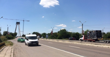 UPDATE. CIRCULAȚIE ÎNTRERUPTĂ PE PODUL AGIGEA! CAD BUCĂȚI DE BETON! Ce spun autoritățile despre închiderea podului - 2