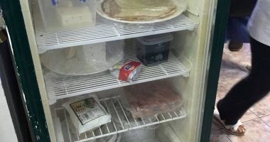 IMAGINI HALUCINANTE! BUCĂTĂRIILE TERASELOR DIN MAMAIA, FOCARE DE MIZERIE: MICI VECHI DE PATRU LUNI, SUC EXPIRAT DE UN AN, RAȚĂ CU PENE ÎN CONGELATOR - 19