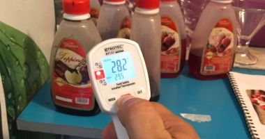 IMAGINI HALUCINANTE! BUCĂTĂRIILE TERASELOR DIN MAMAIA, FOCARE DE MIZERIE: MICI VECHI DE PATRU LUNI, SUC EXPIRAT DE UN AN, RAȚĂ CU PENE ÎN CONGELATOR - 3