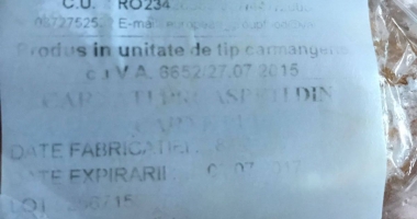 IMAGINI HALUCINANTE! BUCĂTĂRIILE TERASELOR DIN MAMAIA, FOCARE DE MIZERIE: MICI VECHI DE PATRU LUNI, SUC EXPIRAT DE UN AN, RAȚĂ CU PENE ÎN CONGELATOR - 8