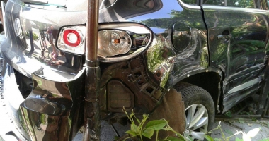 GALERIE FOTO. UN ȘOFER FĂRĂ PERMIS A INTRAT CU MAȘINA ÎNTR-O CURTE, DUPĂ CE A PIERDUT CONTROLUL VOLANULUI. - 2