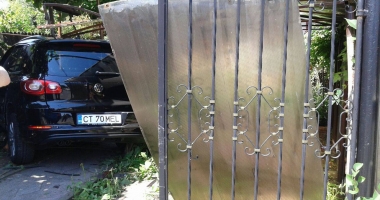 GALERIE FOTO. UN ȘOFER FĂRĂ PERMIS A INTRAT CU MAȘINA ÎNTR-O CURTE, DUPĂ CE A PIERDUT CONTROLUL VOLANULUI. - 3