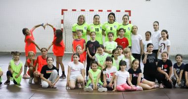 Stire din Sport : Handbal / Jucătoarele de la CSU Neptun, antrenamente alături de copiii de la CSS 1