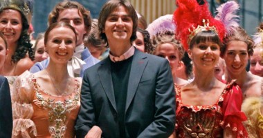 Stire din Cultură-Educație : Directorul artistic al Teatrului Balșoi, stropit pe față cu ACID. Și-ar putea pierde vederea