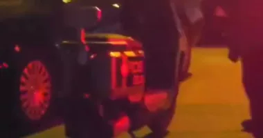 Stire din Eveniment : Moped condus haotic în miez de noapte. Șoferul era băut și a lovit o mașină parcată