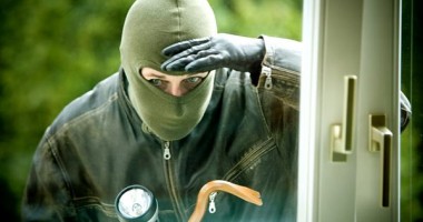 Stire din Eveniment : Hoț din locuință prins de polițiști