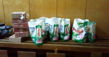 Sute de pachete de țigări, ascunse în saci de detergent - 2