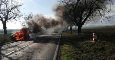 MAȘINĂ ÎN FLĂCĂRI pe drumul spre Tulcea - 1
