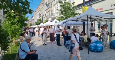 „Târg pe Pietonală” transformă centrul Constanței într-un loc plin de culoare și tradiție