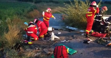 Imagini șocante. MAȘINĂ IZBITĂ ÎN POD. DOI MORȚI și un rănit. Șoferul, preluat cu elicopterul SMURD - 3