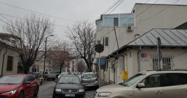GALERIE FOTO. HAOS ÎN TRAFIC, în centrul Constanței. INDICATOARE RUTIERE acoperite cu FOLIE ȘI SCOTCH! - 2