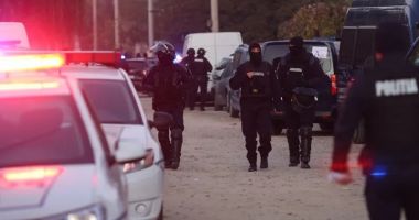 Stire din Eveniment : Suspiciune de omor. Un bărbat de 49 de ani a murit după ce a căzut de la etajul 5 al unui bloc