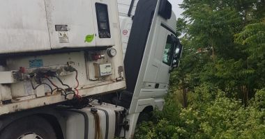 Imagini spectaculoase. Accident rutier între un TIR și un autoturism pe drumul Constanța - București - 3