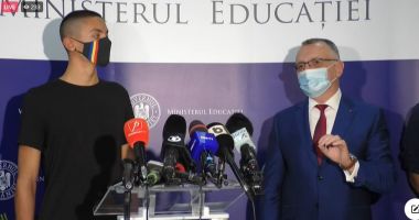 Stire din Cultură-Educație : Ministerul Educației îl premiază pe olimpicul David Popovici cu 10.000 lei, pentru performanța de la Tokyo