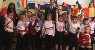 Stire din Eveniment : Ziua Națională a României marcată de polițiști, alături de elevi