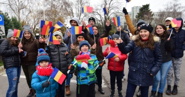 Stire din Social : Să fim mândri că suntem români! La Mulți Ani, România!