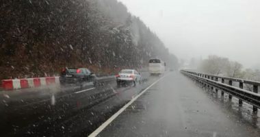 Trafic restricţionat pe Valea Oltului după ce un TIR a derapat