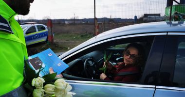 Flori, cafea și sfaturi preventive de la polițiștii constănțeni - 2