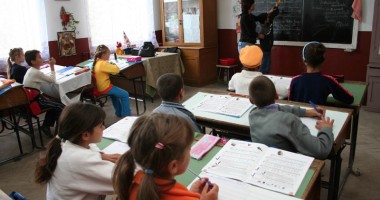 Stire din Cultură-Educație : Cine este directorul care a pus pe jar ISJ