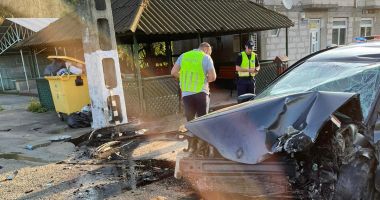 GRAV ACCIDENT ÎN TRAFIC. O mașină a fost distrusă! - 2