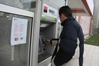Prinși în timp ce scoteau bani dintr-un bancomat, cu carduri false