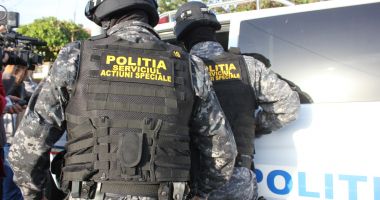 PERCHEZIȚII la o grupare de DEALERI DE DROGURI! Mai multe persoane au fost arestate